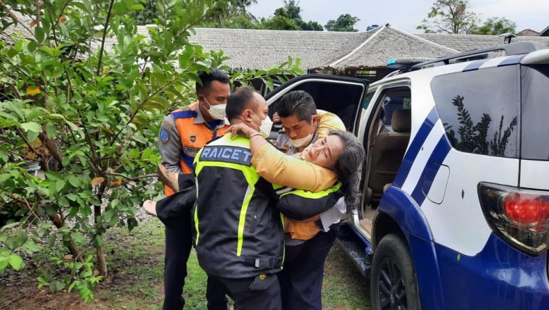 Polisi Evakuasi Korban Kecelakaan Lalu Lintas di Serang