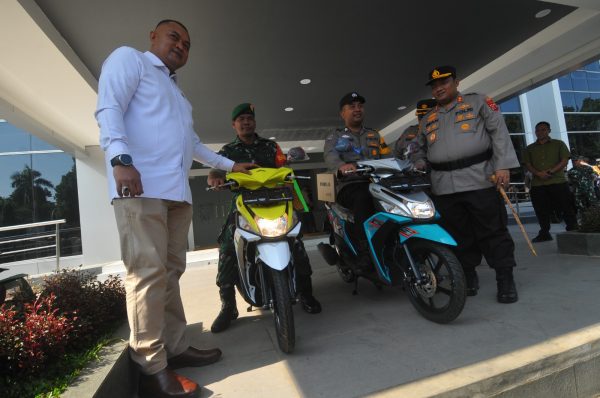 etua DPRD kabupaten Bogor, Rudy Susmanto saat memyerahkan hadiah 2 unit sepeda motor untuk Babinsa dan Bhabinkatibmas di Mapolres Bogor