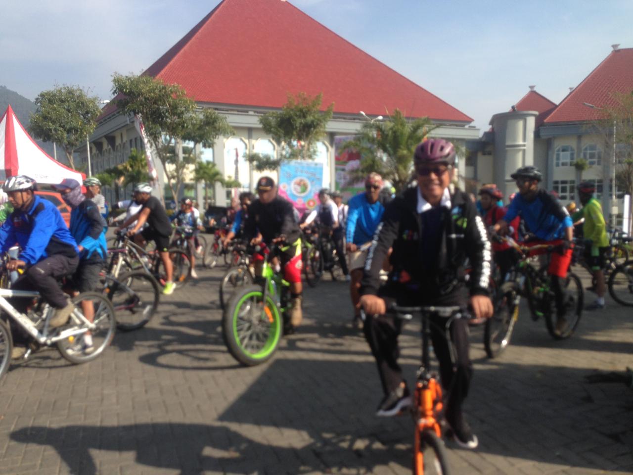 Ribuan Masyarakat Kota Batu Ramaikan Sepeda Nusantara 2018