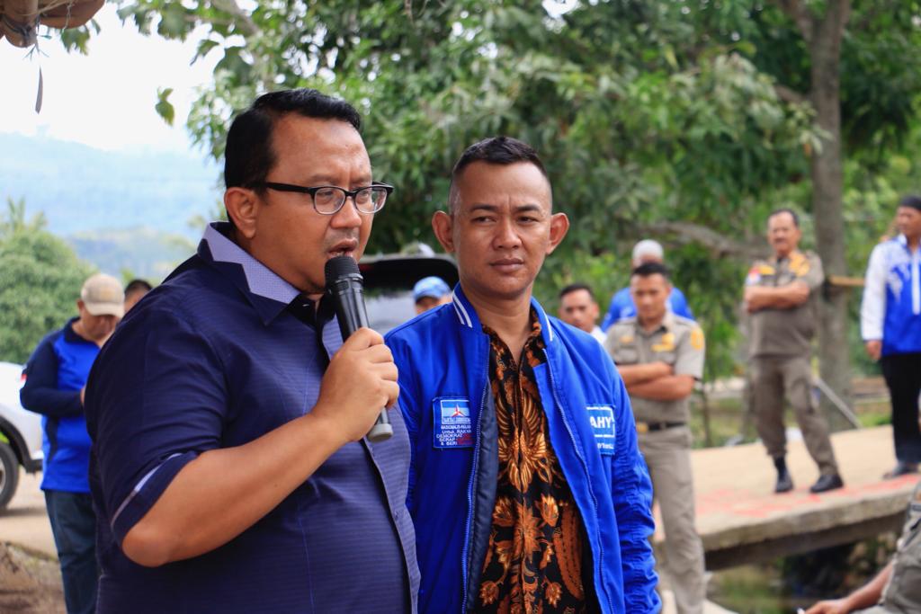 Anton S. Suratto Pantau Langsung Pembangunan Irigasi Desa Sirnarasa