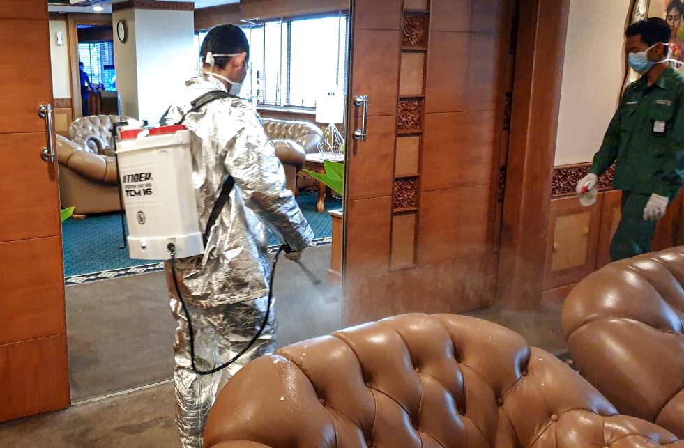 Gedung Kemenparekraf/Baparekraf Disemprot Disinfektan Antisipasi Wabah COVID-19