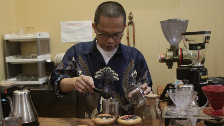 Kopi dan Jalan Pengabdian Ismail Komar