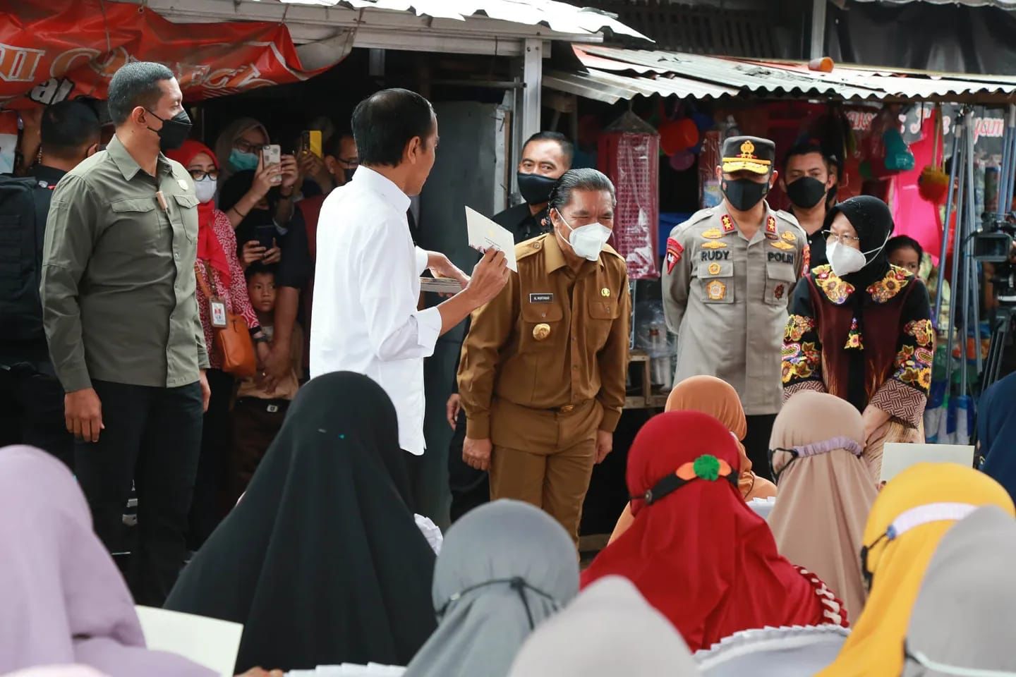 Presiden Joko Widodo bersama Pj Gubernur Banten Al Muktabar, turut mendampingi, Menteri Sosial Tri Rismaharini, Kapolda Banten Irjen Pol Rudy Heryanto, Danrem 064/MY Brigjen TNI Yunianto. Bupati Serang Ratu Tatu Chasanah, Ketua DPRD Kabupaten Serang Bahrul Ulum.saat meninjau harga minyak goreng di Pasar Baros, Kabupaten Serang, Jumat (17/6/2022).