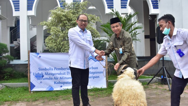 Perumda Air Minum Tirta Kahuripan Bagikan Puluhan Hewan Qurban Untuk Masyarakat Di Wilayah Pelayanan