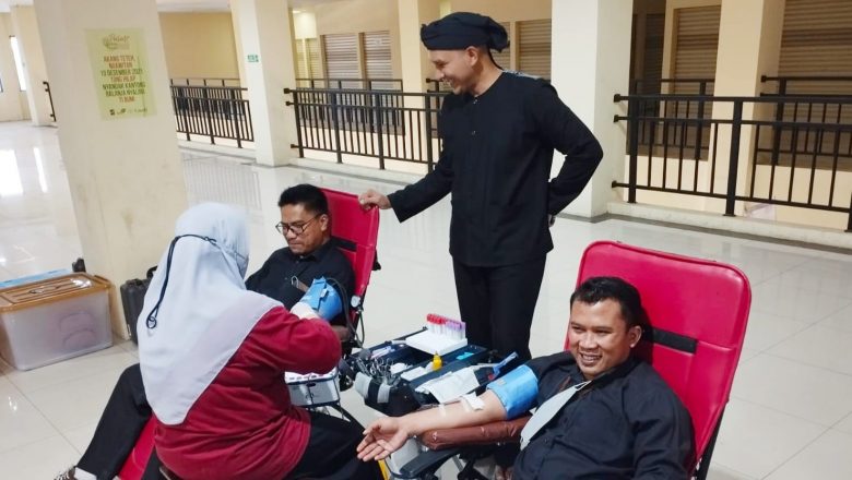 Pedagang dan Pegawai Perumda PPJ Ramai-ramai Donor Darah