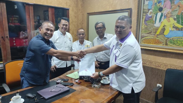 Ketum Zulkarnain Serahkan Dokumen Pengusulan Pengurus KADIN Kabupaten Tangerang Periode 2022 – 2027