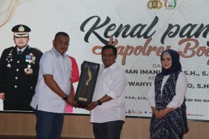 Ketua DPRD Kabupaten Bogor Rudy Susmanto memberi cinderamata kepada AKBP Iman Imanuddin (istiwewa)