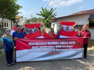 Sekretariat DPRD Kabupaten Bagikan Bendera Merah Putih ke Warga di Parung