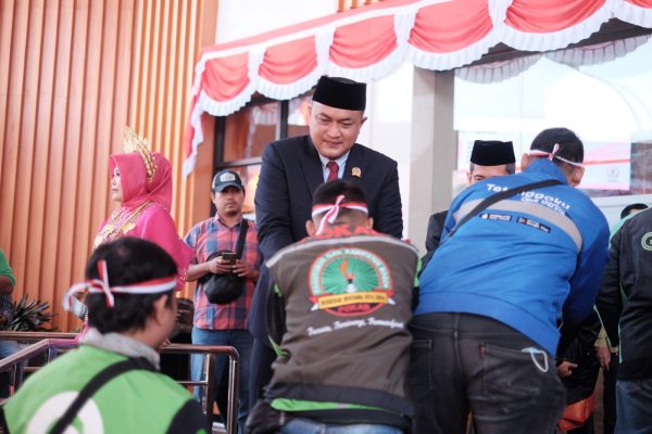 Ojol Dengarkan Pidato Kenegaraan Jokowi Bersama Ketua DPRD Rudy Susmanto