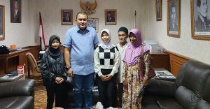 Ketua DPRD Rudy Susmanto Saat Berikan Bantuan Biaya Untuk Siswa Putus Sekolah