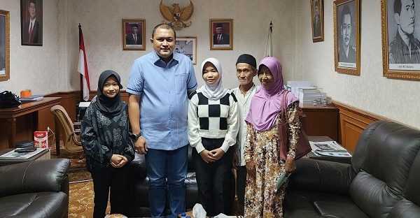 Ketua DPRD Rudy Susmanto Saat Berikan Bantuan Biaya Untuk Siswa Putus Sekolah