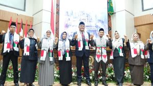 Ketua DPRD Kabupaten Bogor Rudy Susmanto bersama Wakil Ketua Agus Salim dan ASN Sekretariat DPRD Kabupaten Bogor mengenakan atribut Palestina saat gelaran Rapat Paripurna DPRD Kabupaten Bogor, Selasa 7 November 2023