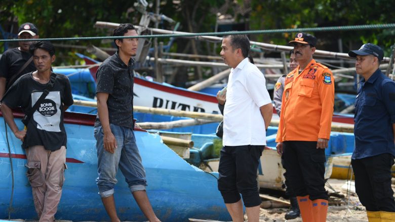 Bey Machmudin Meninjau Langsung Lokasi Bencana Banjir Rob di Rancabuaya