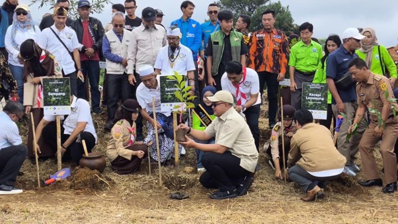 Bersama Bupati Mentri Lh Nanam Pohon di Bogor