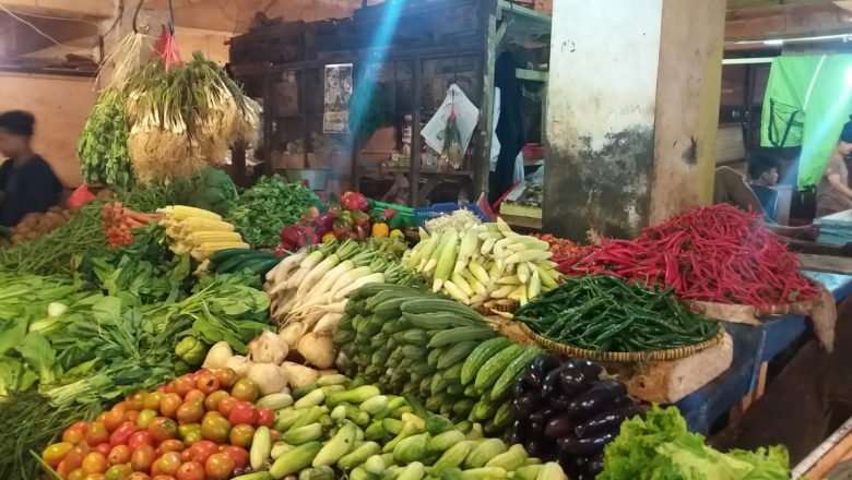 Harga Bahan Pokok Naik Drastis, Bu Cucu Kesal: “Pedagang Main Harga, Kami yang Rugi!