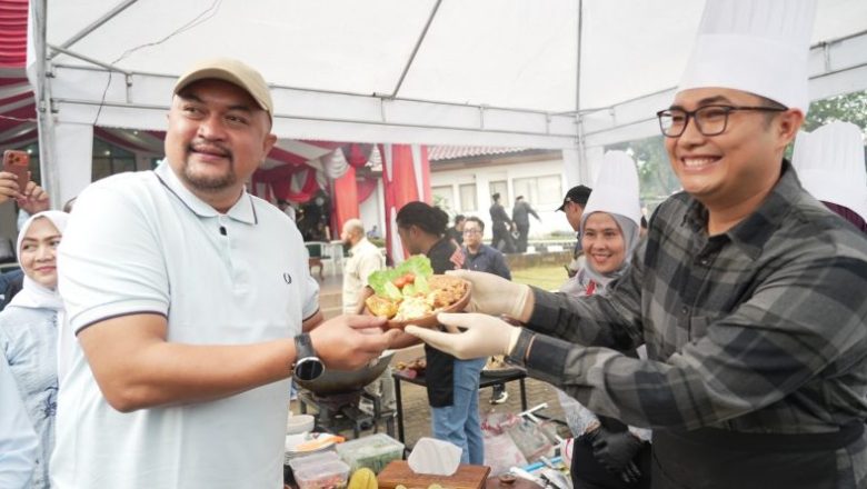 Perkuat Kebersamaan, Ketua DPRD Kabupaten Bogor Sastra Winara Ikut Memasak Bersama dalam Pesona Ramadan